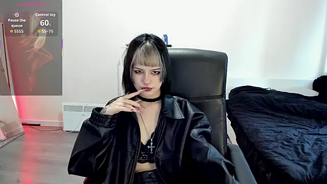 Snapshot of LiyaLuna chatting on 10-10-25, 10:47 LiyaLuna online show from 10-10-25, 10:47