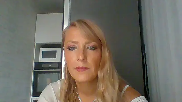 Snapshot of Vexxaa chatting on 10-18-25, 01:01 Vexxaa online show from 10-18-25, 01:01