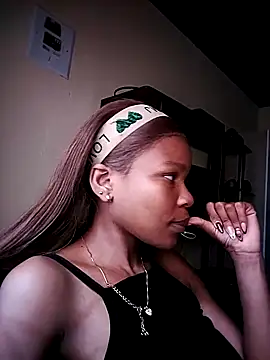 Seductive Yellow Titties online show from 10-28-25, 07:01