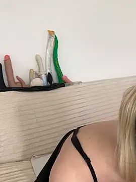 Snapshot of Lesamantssexy chatting on 05-15-26, 11:17 Lesamantssexy online show from 05-15-26, 11:17