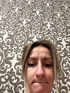 Snapshot of EvvaMur chatting on 10-14-25, 01:17 EvvaMur online show from 10-14-25, 01:17