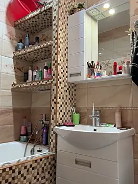 Snapshot of EvvaMur chatting on 10-15-25, 01:06 EvvaMur online show from 10-15-25, 01:06