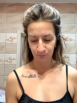 Snapshot of EvvaMur chatting on 10-22-25, 12:33 EvvaMur online show from 10-22-25, 12:33