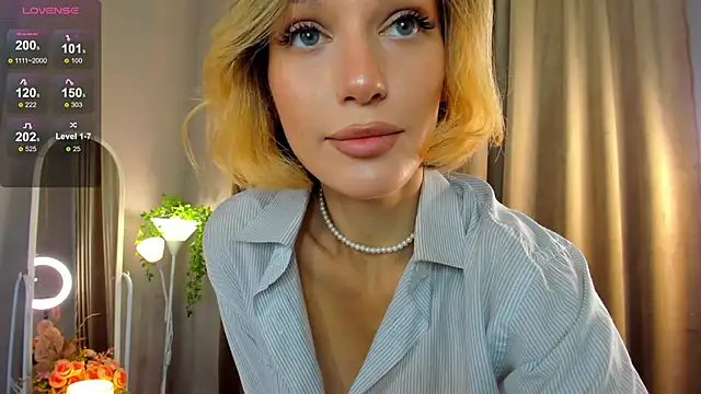 Ice Strawberry online show from 09-18-25, 02:13