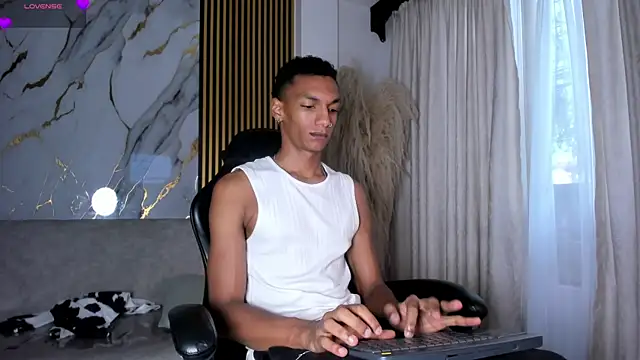 Snapshot of JulienSaint chatting on 06-08-26, 11:43 JulienSaint online show from 06-08-26, 11:43
