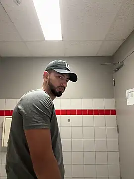 Snapshot of Yinigi chatting on 10-14-25, 02:56 Yinigi online show from 10-14-25, 02:56