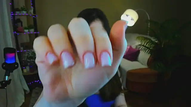 Snapshot of AlluringLookk chatting on 01-14-26, 04:34 AlluringLookk online show from 01-14-26, 04:34