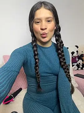 Snapshot of Emilyybennet_ chatting on 10-17-25, 10:34 Emilyybennet online show from 10-17-25, 10:34