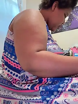 chocolate bella online show from 10-15-25, 01:44