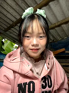 Snapshot of AdamLazis chatting on 11-04-25, 12:21 AdamLazis online show from 11-04-25, 12:21