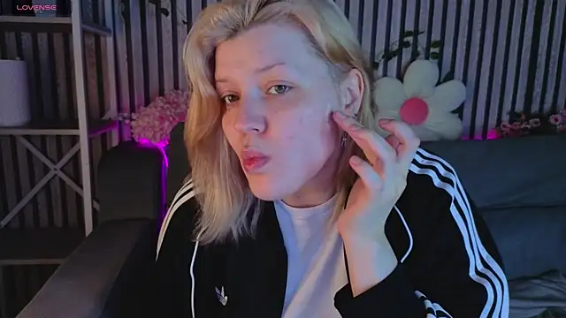 Snapshot of Michele_Greenn chatting on 07-03-26, 01:12 Michele Greenn online show from 07-03-26, 01:12