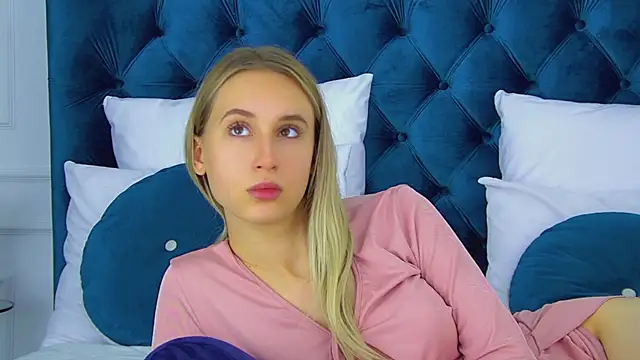 Snapshot of VictoriaHopsons chatting on 09-20-25, 06:36 VictoriaHopsons online show from 09-20-25, 06:36