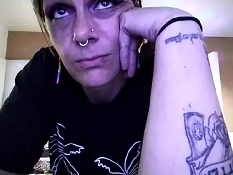 Snapshot of SparklesB1tch chatting on 05-18-26, 08:25 SparklesB1tch online show from 05-18-26, 08:25