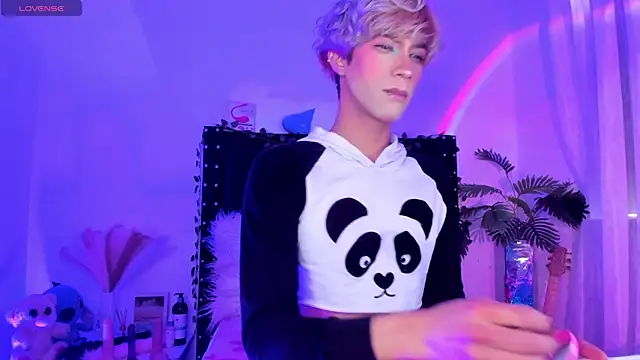 Snapshot of Cooperrosscute233 chatting on 01-15-26, 08:34 Cooperrosscute233 online show from 01-15-26, 08:34