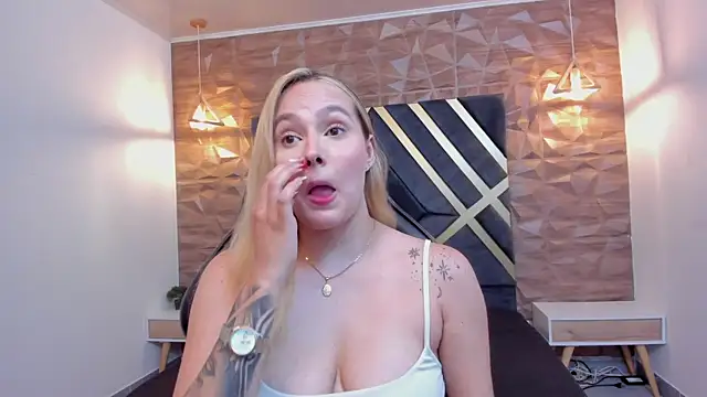 Snapshot of Emmaa_white_ chatting on 12-17-25, 06:03 Emmaa white online show from 12-17-25, 06:03