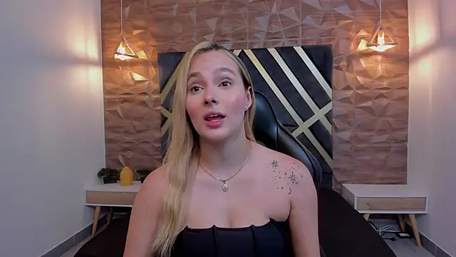 Snapshot of Emmaa_white_ chatting on 12-18-25, 05:19 Emmaa white online show from 12-18-25, 05:19