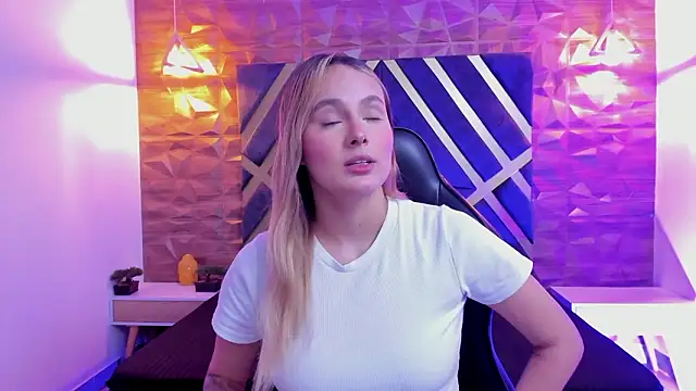 Snapshot of Emmaa_white_ chatting on 02-13-26, 05:20 Emmaa white online show from 02-13-26, 05:20