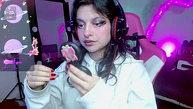 Snapshot of larah_uwu chatting on 10-14-25, 07:47 larah uwu online show from 10-14-25, 07:47