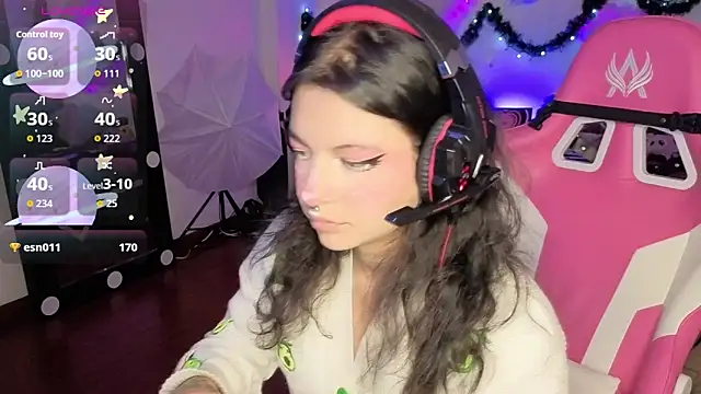 larah uwu online show from 12-22-25, 07:11