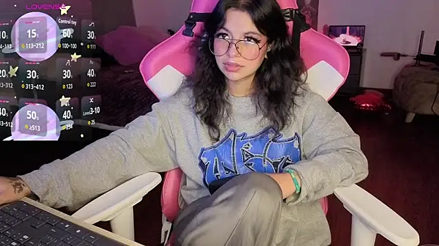 larah uwu online show from 02-16-26, 07:21