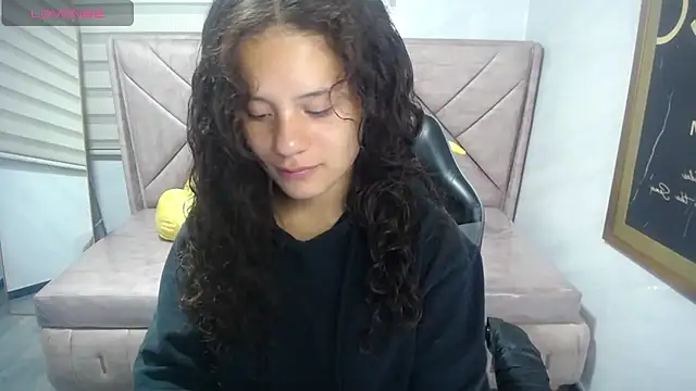 Snapshot of Velvet_Moon_V chatting on 09-09-25, 01:10 Velvet Moon V online show from 09-09-25, 01:10