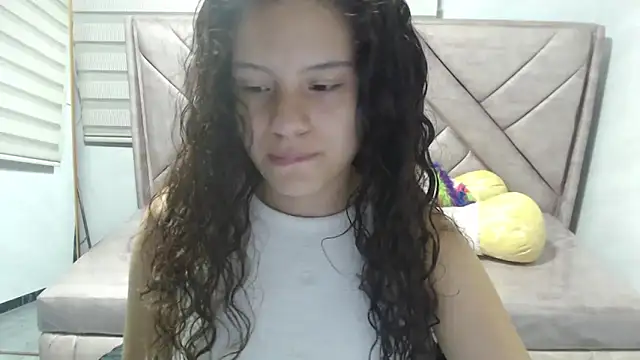 Snapshot of Velvet_Moon_V chatting on 09-22-25, 01:02 Velvet Moon V online show from 09-22-25, 01:02
