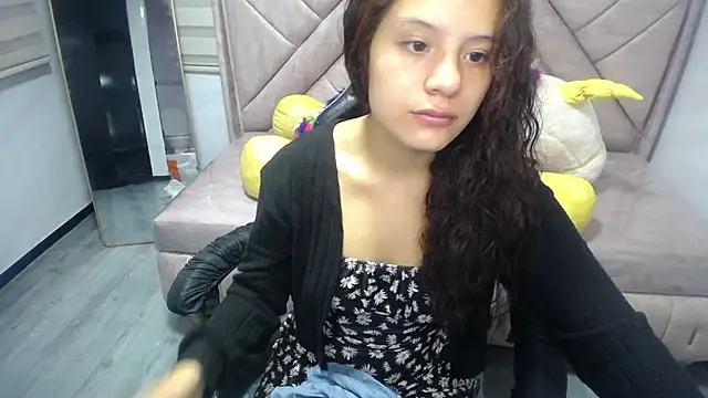 Snapshot of Velvet_Moon_V chatting on 09-25-25, 01:04 Velvet Moon V online show from 09-25-25, 01:04