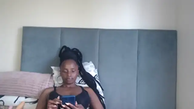 Snapshot of Jah-Queen chatting on 01-17-26, 02:33 Jah-Queen online show from 01-17-26, 02:33