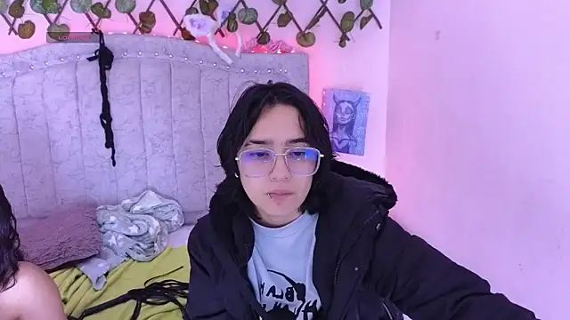 katalinathxandbritney1 online show from 09-09-25, 10:53