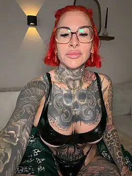 Snapshot of CatCoxx chatting on 04-24-26, 05:10 CatCoxx online show from 04-24-26, 05:10