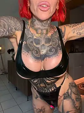Snapshot of CatCoxx chatting on 04-24-26, 05:15 CatCoxx online show from 04-24-26, 05:15