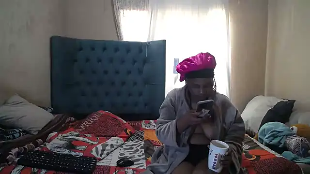 Snapshot of EbonyEssence chatting on 04-27-26, 10:35 EbonyEssence online show from 04-27-26, 10:35