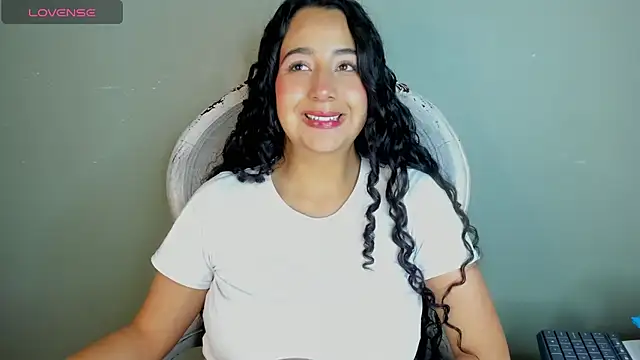 Snapshot of BellaSwwan chatting on 10-16-25, 10:22 BellaSwwan online show from 10-16-25, 10:22
