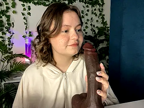 MoonIvy  online show from 11-21-25, 06:17