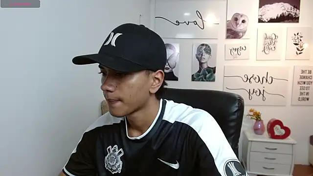 Snapshot of markbowie chatting on 09-21-25, 02:51 markbowie online show from 09-21-25, 02:51