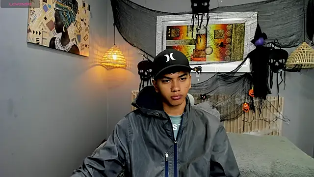 Snapshot of markbowie chatting on 10-21-25, 11:33 markbowie online show from 10-21-25, 11:33