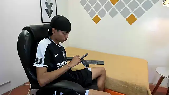 Snapshot of markbowie chatting on 10-23-25, 01:10 markbowie online show from 10-23-25, 01:10