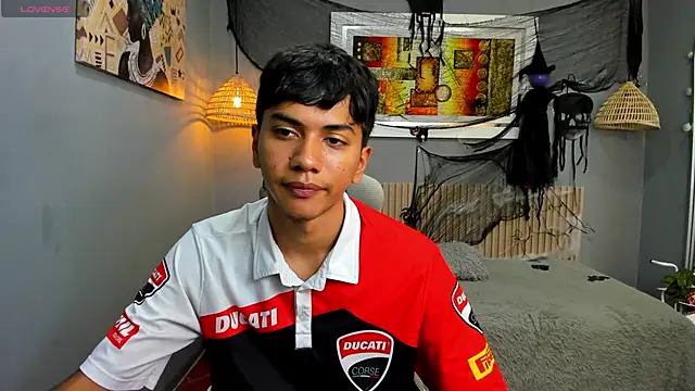 Snapshot of markbowie chatting on 10-30-25, 01:45 markbowie online show from 10-30-25, 01:45