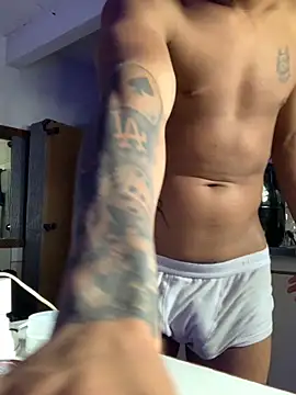 Snapshot of Novindot23cm chatting on 11-28-25, 03:47 Novindot23cm online show from 11-28-25, 03:47