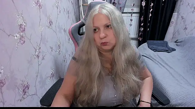 Snapshot of silver_moon_light chatting on 09-19-25, 09:04 silver moon light online show from 09-19-25, 09:04