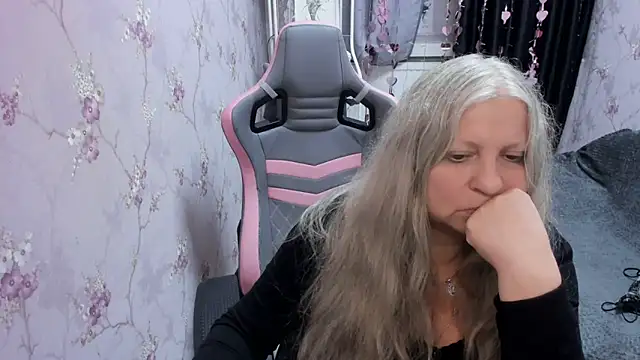 Snapshot of silver_moon_light chatting on 09-24-25, 05:49 silver moon light online show from 09-24-25, 05:49