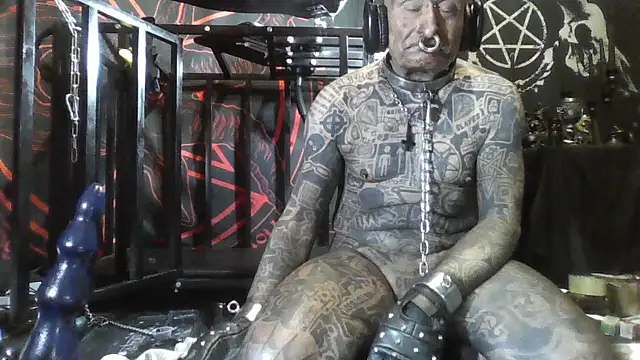 Snapshot of object857 chatting on 04-12-26, 01:38 object857 online show from 04-12-26, 01:38