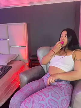 Snapshot of BellaFernandez__ chatting on 06-25-26, 01:04 BellaFernandez online show from 06-25-26, 01:04