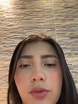 Snapshot of Lupe_19 chatting on 10-19-25, 05:52 Lupe 19 online show from 10-19-25, 05:52