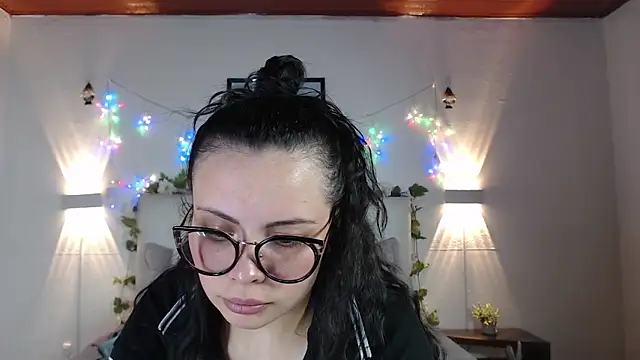 Snapshot of Megan_05_ chatting on 05-06-26, 06:57 Megan 05 online show from 05-06-26, 06:57