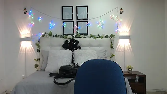 Snapshot of Megan_05_ chatting on 05-11-26, 07:22 Megan 05 online show from 05-11-26, 07:22