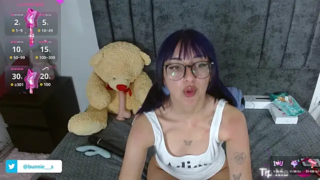 Littlee Bunny  online show from 10-15-25, 10:37
