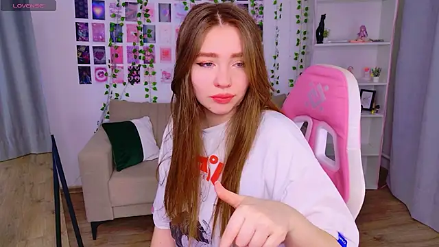 Snapshot of Moon__Bunny chatting on 03-20-26, 01:38 Moon Bunny online show from 03-20-26, 01:38
