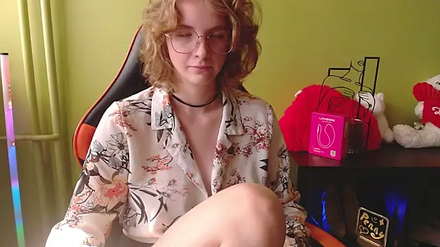 Snapshot of juicyPenny chatting on 06-21-26, 06:27 juicyPenny online show from 06-21-26, 06:27