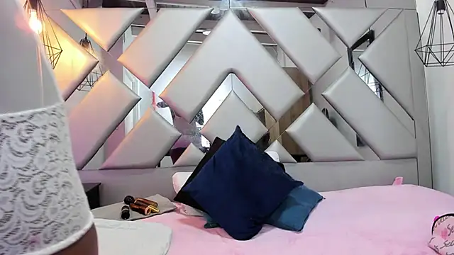 Lorenn Hill online show from 10-01-25, 01:06